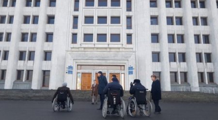 Инвалиды-колясочники собрались возле акимата Алматы с требованиями
