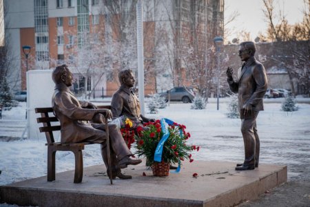 В Казахстане установили памятник писателям Ильясу Жансугурову, Сакену Сейфуллину и Беимбету Майлину.