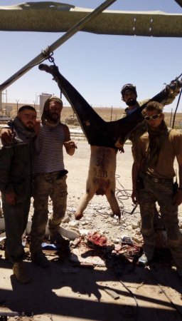 +21 Отпилили голову, отрубили руку, труп сожгли под музыку. Так в Сирии развлекались наемники из «группы Вагнера».