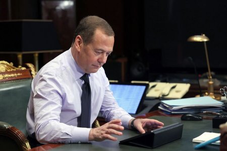 «Ресей құрамында жаңа аймақтар көбейеді», деп саңғыды Дмитрий Медведев
