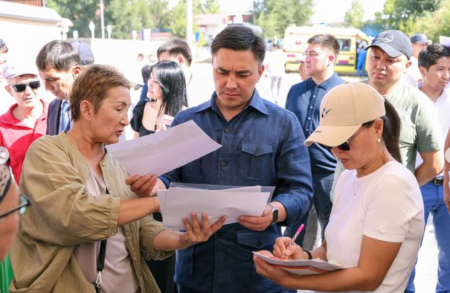 ҚАЛА ӘКІМІ ҚАРАТАУ АУДАНЫ ТҰРҒЫНДАРЫМЕН КЕЗДЕСТІ