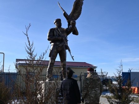 1) Шымкент гарнизонында Қорғаныс ведомствосының басшысы генерал-полковник Руслан Жақсылықов Арнайы операциялар күштерінің бөлімшесіне барып, жауынгерл