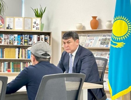 1) Түркістан облысы әкімінің орынбасары Нұрбол Тұрашбеков тұрғындарды жеке қабылдады