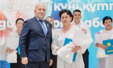 ТҮРКІСТАН ОБЛЫСЫНЫҢ МЕДИЦИНА ҚЫЗМЕТКЕРЛЕРІНЕ ҚҰРМЕТ КӨРСЕТІЛДІ