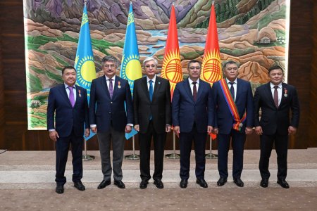 Президент Касым-Жомарт Токаев наградил государственных и общественных деятелей Кыргызстана
