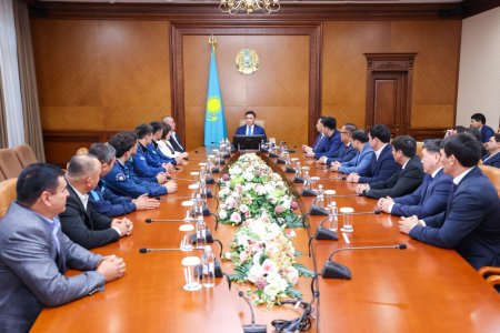 ШЫМКЕНТ ҚАЛАСЫНЫҢ ӘКІМІ ӘЛЕМ ЖӘНЕ АЗИЯ ЧЕМПИОНДАРЫМЕН КЕЗДЕСТІ