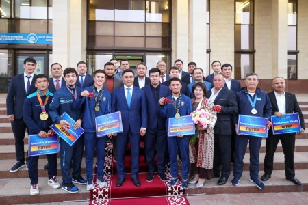 Встреча акима Шымкента с чемпионами мира и Азии