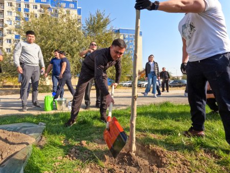 ШЫМКЕНТ ӘКІМІ ҚАЛА ТҰРҒЫНДАРЫМЕН БІРГЕ АҒАШ ОТЫРҒЫЗУ АКЦИЯСЫНА ҚАТЫСТЫ