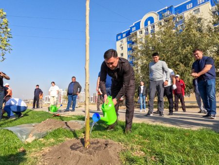 АКИМ ШЫМКЕНТА ПРИНЯЛ УЧАСТИЕ В ПОСАДКЕ ДЕРЕВЬЕВ ВМЕСТЕ С ЖИТЕЛЯМИ