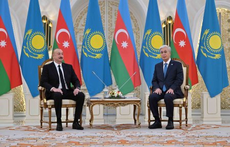 В Акорде состоялась официальная церемония встречи Президента Азербайджана, прибывшего в Казахстан с государственным визитом