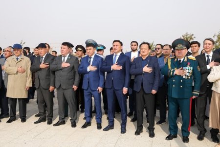 В Шымкенте в честь Дня Республики торжественно подняли Государственный флаг