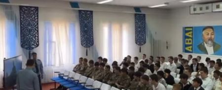 Шымкентте полицейлер интернет алаяқтықтың алдын алу бойынша түсіндіру жұмыстарын жүргізуде