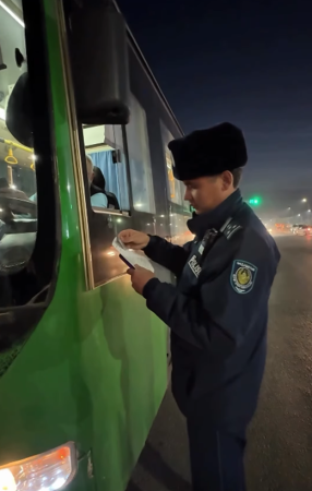 В Шымкенте сотрудники полиции провели рейд по обеспечению безопасности дорожного движения