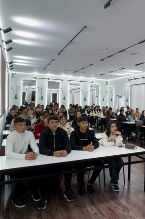 Шымкент қаласы Полиция департаменті Әкімшілік полиция басқармасы мен Қаратау аудандық полиция басқармасының ҚҚБ ЮПТ кәмелетке толмағандар істері жөніндегі инспекторлары жас сақшылармен бірлесіп, республикалық «Жол қауіпсіздігі апталығы» аясында Ахмет