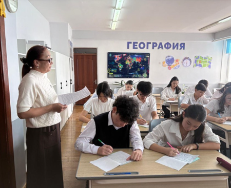 Шымкенттік полицейлер «Заң мен тәртіп» қағидатын насихаттау мақсатында #65 жалпы білім беретін мектептің оқушыларына арналған қауіпсіздік сабағы өткізілді