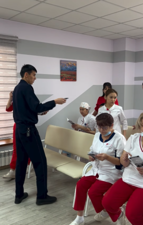 «Зорлық-зомбылыққа қарсы 16 күн белсенділік» Республикалық акциясы аясында MEDIKER медициналық орталығында кездесу өтті