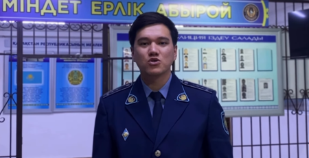 ПОЛИЦИЯ ҚЫЗМЕТКЕРЛЕРІ №142 жалпы орта мектептің ата-аналарды ИНТЕРНЕТТЕГІ АЛАЯҚТЫҚТАН САҚТАНУ ЖОЛДАРЫМЕН ТАНЫСТЫРДЫ