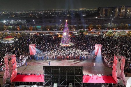В ШЫМКЕНТЕ ЗАЖГЛИ ОГНИ ГЛАВНОЙ НОВОГОДНЕЙ ЁЛКИ ГОРОДА