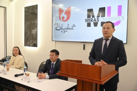 «Мирас» университетінің жастары Жаңа Конституция жобасына қолдау білдірді