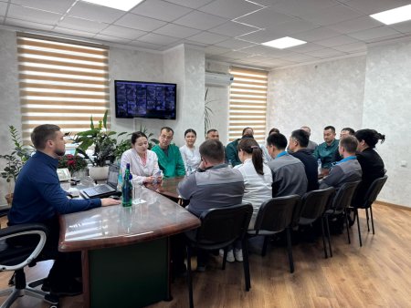 Маңызды тақырып төңірегіндегі диалог: Шымкенттегі еңбек ұжымдарына жаңартылған Конституция түсіндірілуде