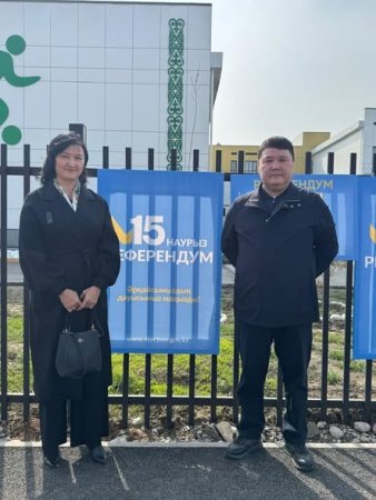 Шымкент қалалық мәслихат төрағасы және Конституциялық комиссия мүшесі Бахадыр Нарымбетов референдум учаскесіне келіп өз таңдауын жасады.