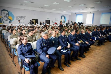 Қауіпсіз мектеп: Шымкентте 500 оқушы полиция бастығымен кездесті