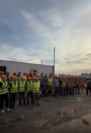 В рамках принципа «Закон и Порядок» прокуратура Абайского района совместно с трудовой инспекцией провела разъяснительную работу с работниками на строящихся объектах.