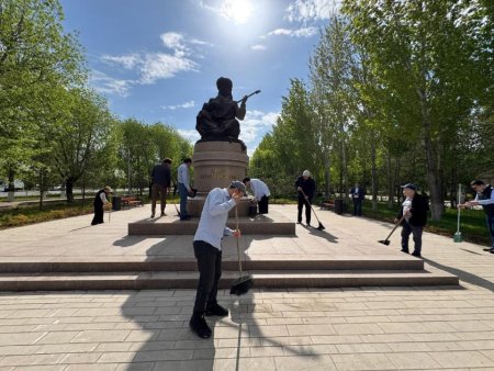 «Таза Қазақстан»: в Астане ведутся работы по очистке территорий памятников