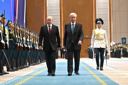 Тәуелсіздік сарайында Қазақстанға мемлекеттік сапармен келген Ресей Федерациясының Президенті Владимир Путинді салтанатты қарсы алу рәсімі өтті