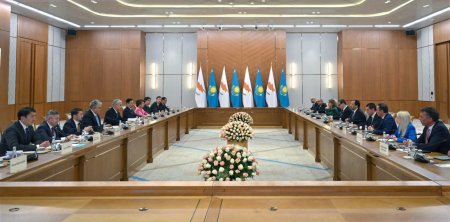 Переговоры Касым-Жомарта Токаева и Никоса Христодулидиса продолжились в расширенном составе с участием делегаций двух стран