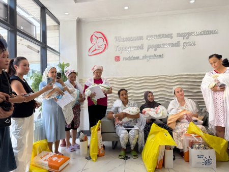 Музыка колыбели: в Шымкенте новорожденных встретили звуками священной домбры