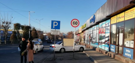 Шымкенттегі бақылаусыз тұрақтау: өрт сөндірушілер мен жедел жәрдем машиналары тосқауылға тірелуде