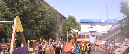 Шымкент аптабында «от жауын»: ДЧС және акимат тұрғындарға салқын сый ұсынды