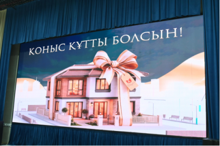 Ключи от квартир очередникам около четырех десятков счастливчиков стали обладателями ключей от заветного жилья.
