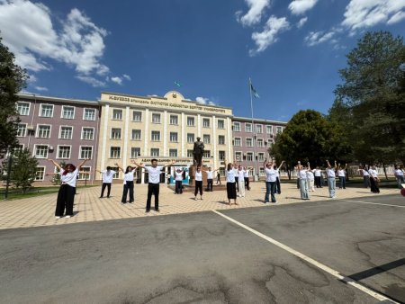 МОЛОДЕЖЬ ПРИНЯЛА УЧАСТИЕ ВО ФЛЕШМОБЕ «ВМЕСТЕ – В БУДУЩЕЕ»