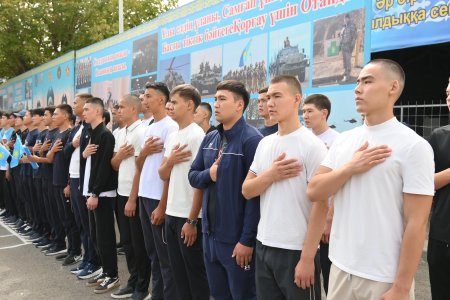 В Шымкенте 23 призывника отправились на военную службу