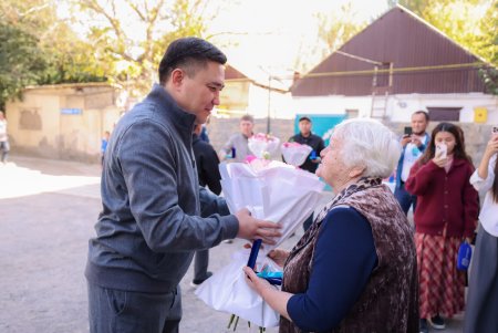 КӨКСАЙДАҒЫ ТАҒЫ ЖЕТІ ОТБАСЫ РЕСПУБЛИКА КҮНІН ЖАҢА ПӘТЕРДЕ ҚАРСЫ АЛАДЫ